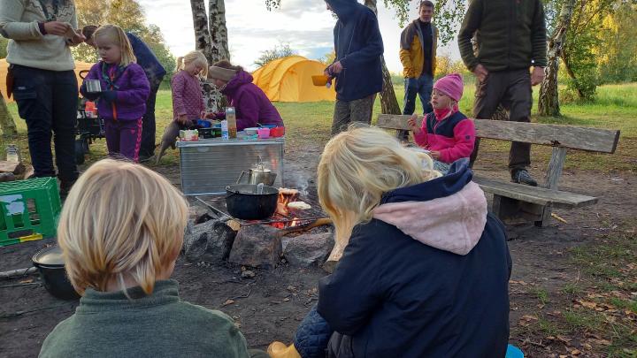 Spejdere på 5-6 år sidder omkring et bål og spiser morgenmad